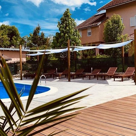 Apartments San - With Pool; Раковица Экстерьер фото